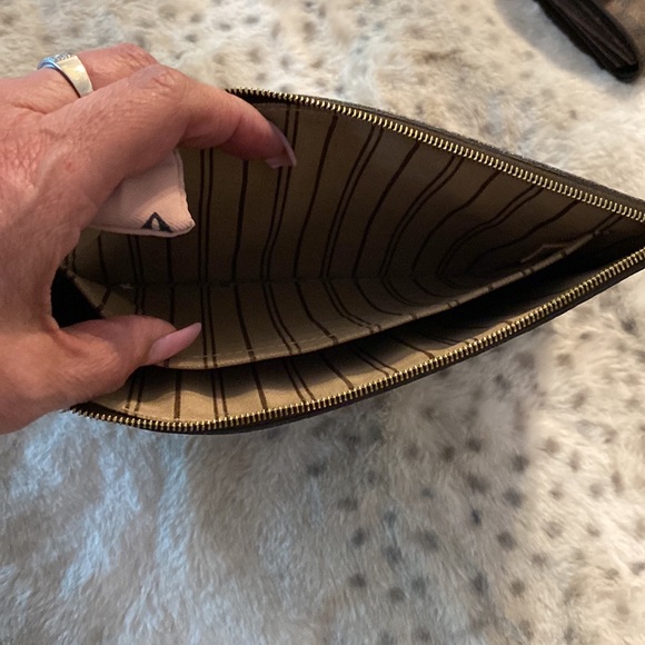 Louis Vuitton wristlet - Picture 3 of 8